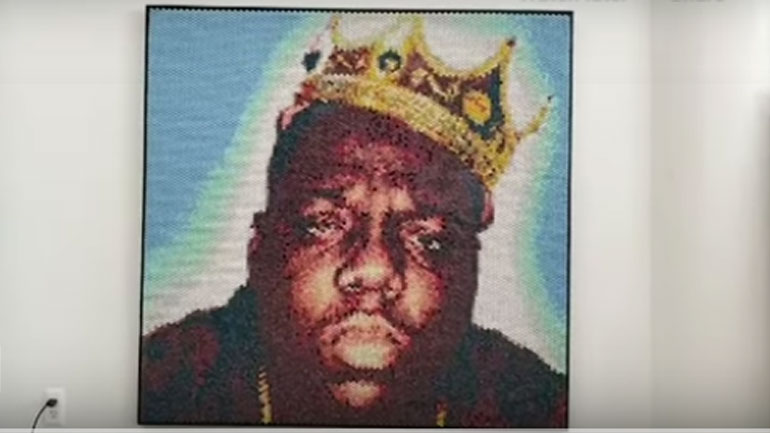 Καλλιτέχνης δημιουργεί πίνακες από πλαστικό περιτυλίγματος με φυσαλίδες