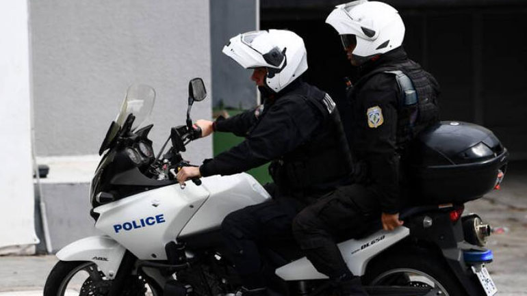 Θεσσαλονίκη: Πέταξαν στο δρόμο δέμα ναρκωτικών όταν αντιλήφθηκαν την αστυνομία