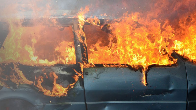 Κρήτη: Αυτοκίνητο εν κινήσει τυλίχτηκε στις φλόγες