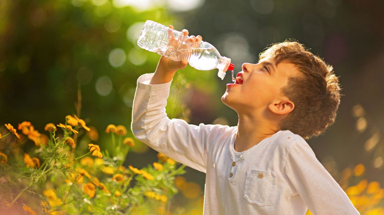 Tips για να υπενθυμίζεται στο παιδί σας να πίνει νερό