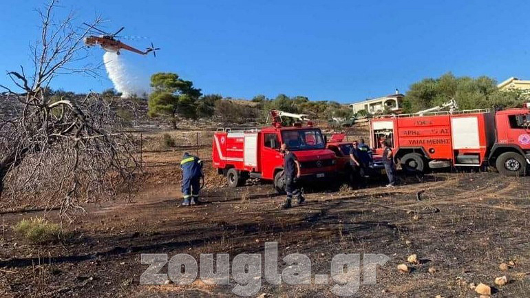 Έσβησε η πυρκαγιά που ξέσπασε στη Βάρη Αττικής Έσβησε η πυρκαγιά που ξέσπασε στη Βάρη Αττικής