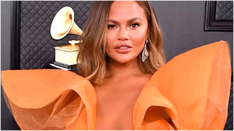 Η Chrissy Teigen αποκάλυψε το νέο της στήθος μετά από την αφαίρεση εμφυτευμάτων
