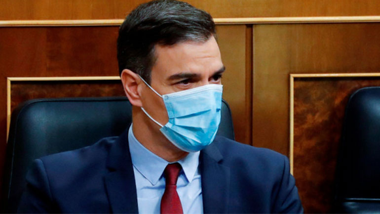 Με μάσκα και αποστάσεις έδωσε το «παρών» ο Ισπανός πρωθυπουργός στην προεκλογική του εκστρατεία