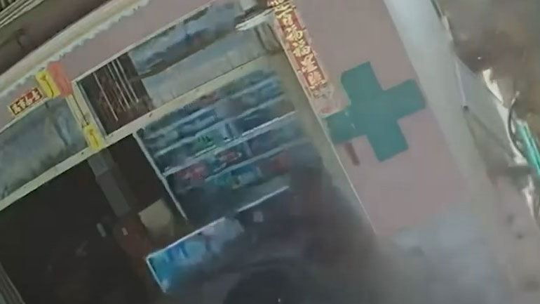 Aυτοκίνητο καρφώνεται με ταχύτητα σε φαρμακείο