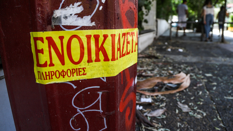 Μπήκαν στο σπίτι της στην Νέα Σμύρνη ως ενοικιαστές και της άρπαξαν λίρες και χρυσαφικά