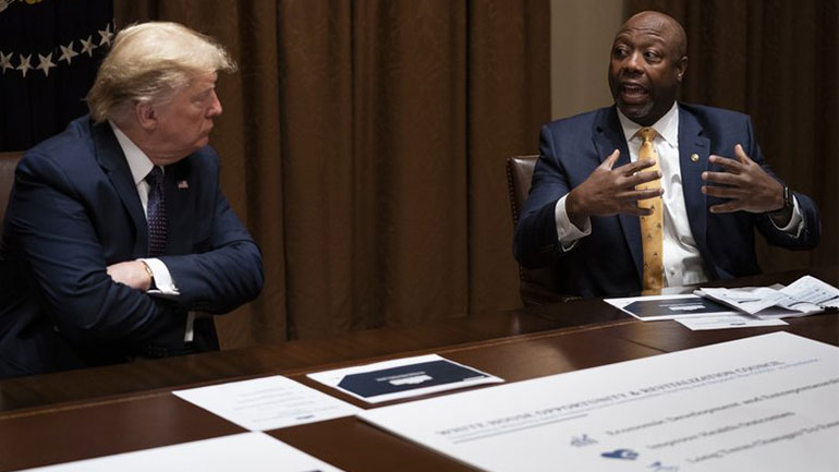 Πυρά Τιμ Σκοτ κατά Τραμπ: «Ήταν χυδαίο και προσβλητικό»