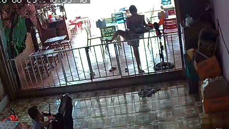 Ήθελε να περάσει πάνω από τα κάγκελα