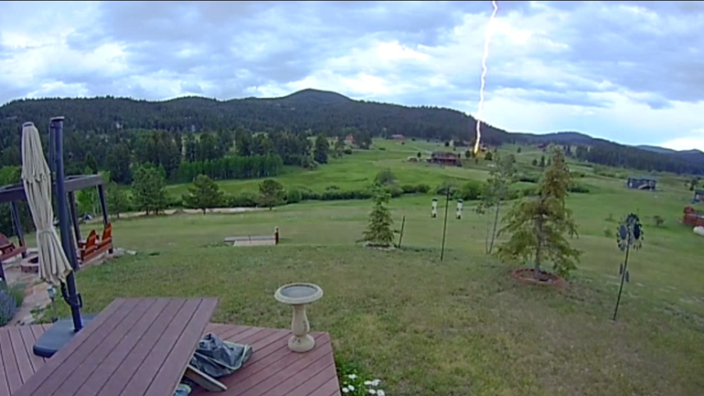 Κάμερα καταγράφει τη στιγμή που κεραυνός «χτυπά» ένα δέντρο