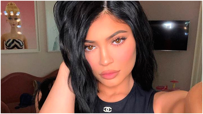 H Kylie Jenner έγινε ξανθιά και ποζάρει με το πιο hot hairstyle του καλοκαιριού!