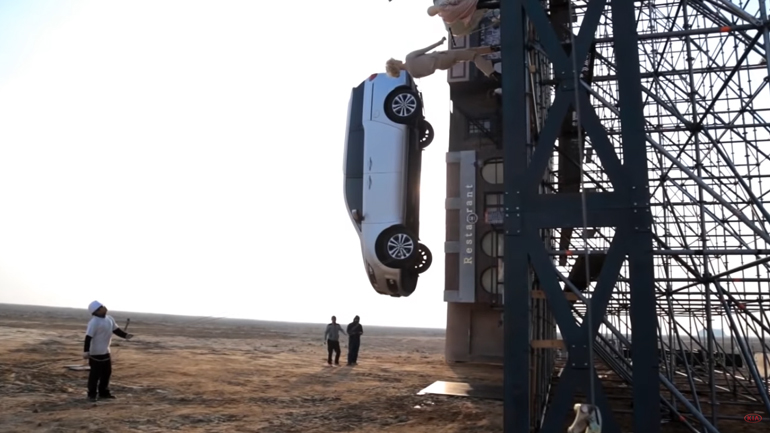 Έριξαν το αυτοκίνητο από ύψος 12,6 μέτρων για να δουν αν είναι ασφαλές Έριξαν το αυτοκίνητο από ύψος 12,6 μέτρων για να δουν αν είναι ασφαλές