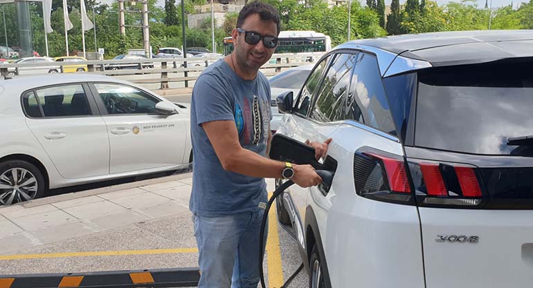 Το Peugeot 3008 πλέον μπαίνει και στην πρίζα και αποδίδει 300 ίππους