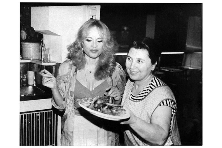 Αλίκη Βουγιουκλάκη, Κάκια Λιακοπούλου