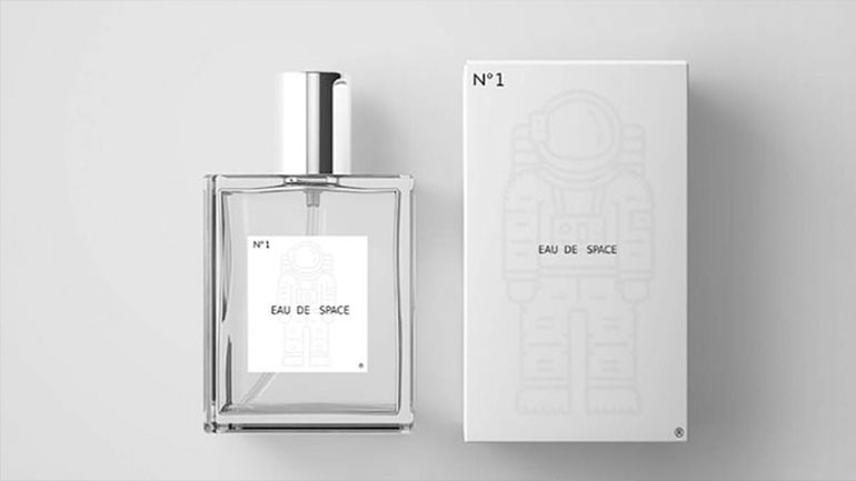 Το διάστημα μυρίζει πυρίτιδα, ψημένη μπριζόλα και βατόμουρα