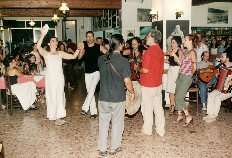 Η Ληδία Κονιόρδου σε γλέντι στου Λεωνίδα