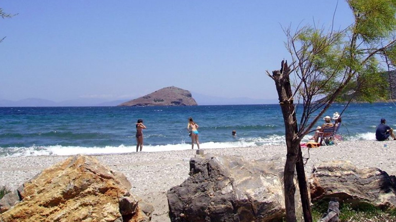 Πρόστιμο και σφράγισμα σε δημοτική πλαζ στο Πόρτο Ράφτη για… υπεράριθμους λουόμενους