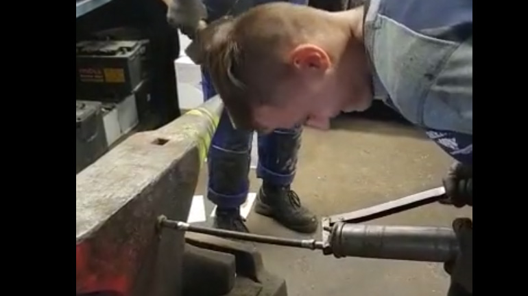 Γράσο σε ένα αμόνι