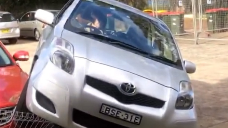 Πάρκαρε πάνω σε ένα αυτοκίνητο