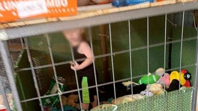 Φρίκη στις ΗΠΑ: Παιδί εντοπίστηκε σε κλουβί μαζί με φίδια και ακαθαρσίες