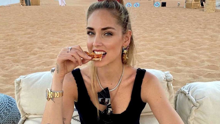 Δείτε πώς συνδυάζει το tie dye T-shirt της η Chiara Ferragni