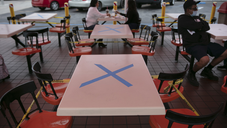 ΗΠΑ-Covid-19: Η Καλιφόρνια κλείνει μπαρ και εστιατόρια για τρεις εβδομάδες, μετά την έξαρση κρουσμάτων