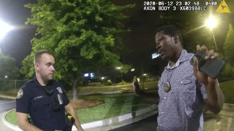 Ατλάντα: Στα 500.000 δολάρια η εγγύηση αποφυλάκισης του πρώην αστυνομικού που πυροβόλησε και σκότωσε Αφροαμερικανό