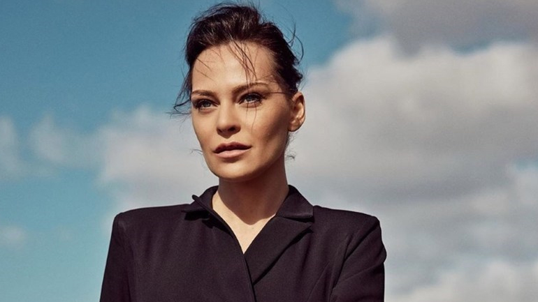 Υβόννη Μπόσνιακ: Φωτογραφίζει την 5χρονη κόρη της στην παραλία!