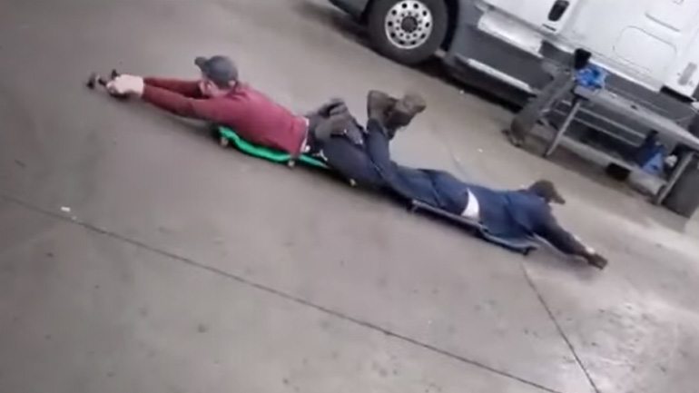 Δύο άνδρες περιστρέφονται με τρυπάνια στο πάτωμα