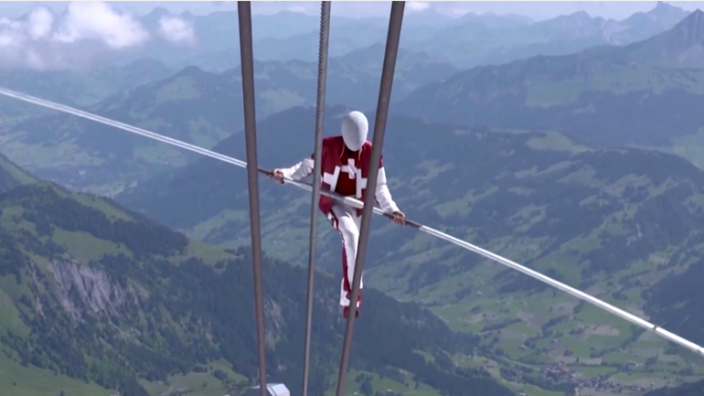 Κόβει την ανάσα η παράσταση ακροβάτη στα βουνά της Ελβετίας
