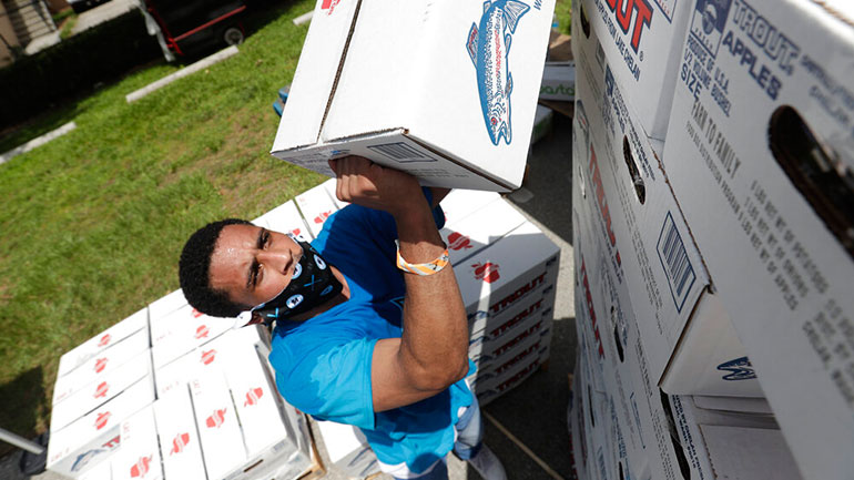 ΗΠΑ: Από σπίτι σε σπίτι μοιράζουν μάσκες οι αρχές στη Φλόριντα