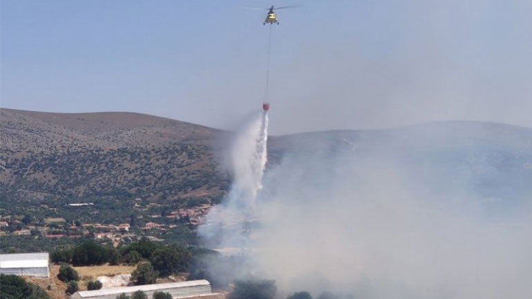 Σε ύφεση η πυρκαγιά στη Χίο – Οι πυροσβέστες έσωσαν τους δύο οικισμούς