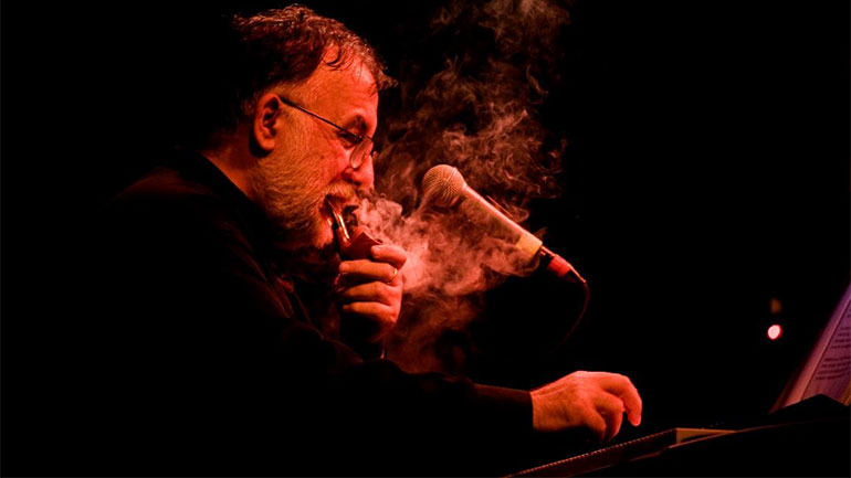 «Τους προβολείς στήσε»: Συναυλία – αφιέρωμα στον Θάνο Μικρούτσικο στο Ηρώδειο