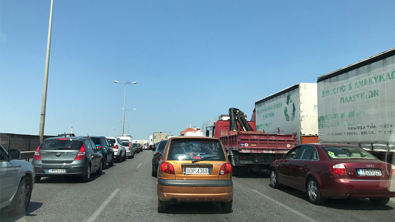 Σχολικό τυλίχθηκε στις φλόγες στον Κηφισό – Μεγάλο μποτιλιάρισμα