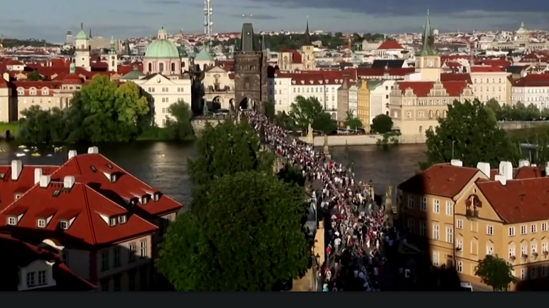 Έτσι αποχαιρέτησαν στην Πράγα τον κορωνοϊό