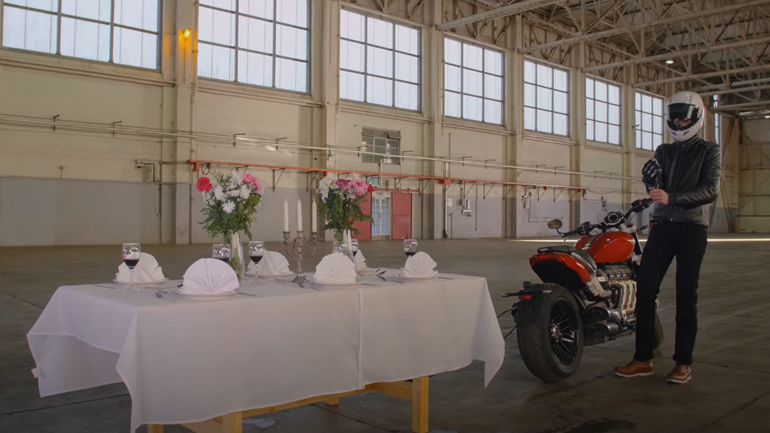 Το Triumph Rocket III και το… τραπεζομάντηλο