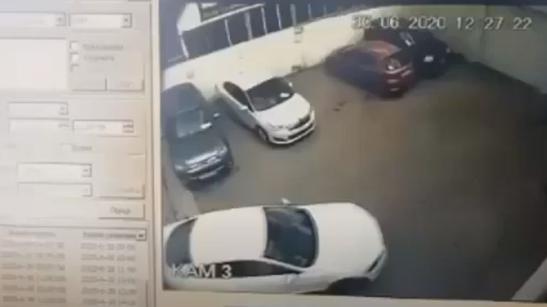 Προσπάθησε να παρκάρει και τα έσπασε όλα