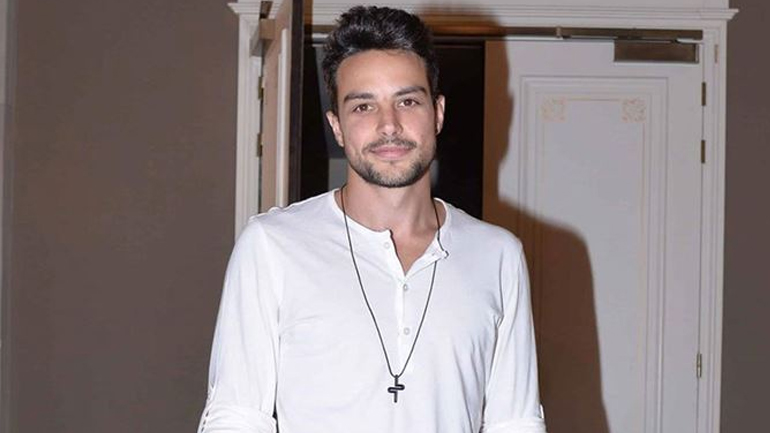 Άρης Μακρής: Η απάντησή του στις φήμες που τον θέλουν να ζήτησε ένα εκατ. ευρώ για την παράσταση «Το Κλουβί με τις Τρελές»