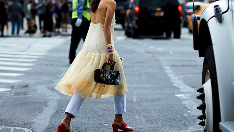 Loose pants: Το στυλ παντελονιού που μπορείτε να επιλέξετε για πολλά σύνολα