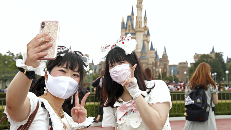 Άνοιξε έπειτα από 4 μήνες η Ντίσνεϊλαντ του Τόκιο