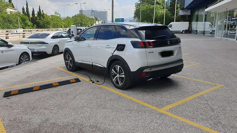 Το 3008 στην... πρίζα