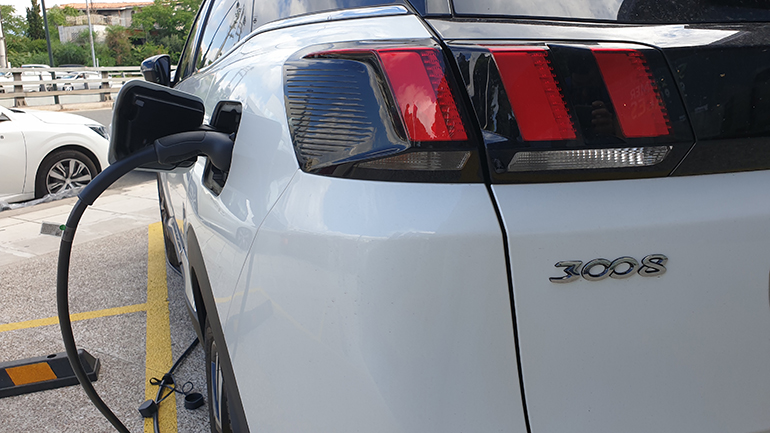 Το Peugeot 3008 μπαίνει πλέον και στην πρίζα όπου ο ηλεκτροκνητήρας συνδυάζεται με κινητήρα βενζίνης