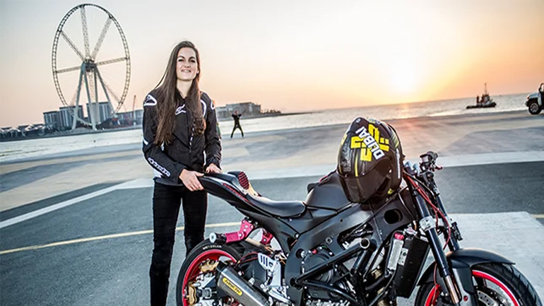 Stunt riding γένους θηλυκού; Και από αυτό έχουμε!