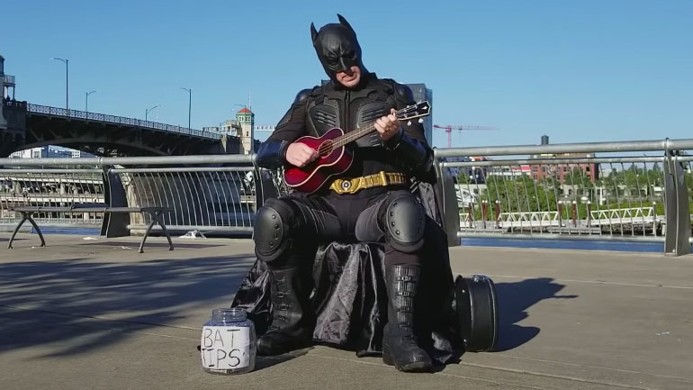 Ο Μπάτμαν τραγουδά στον δρόμο όταν ξαφνικά…