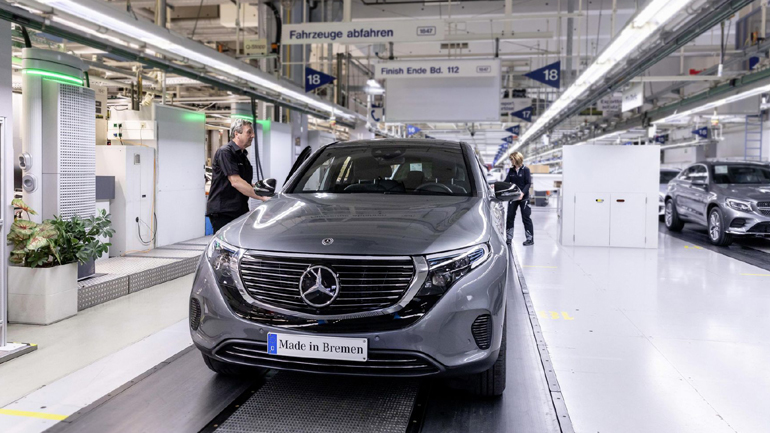 Η Daimler προχωρά σε περικοπές μισθών