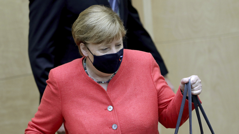 Η πρώτη φορά της Μέρκελ: Η εμφάνισή της με μάσκα στη γερμανική Βουλή