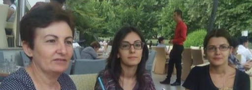 Η μάνα με τις δύο κόρες. Τη φωτογραφία δημοσιεύουν αλβανικά Μέσα Ενημέρωσης