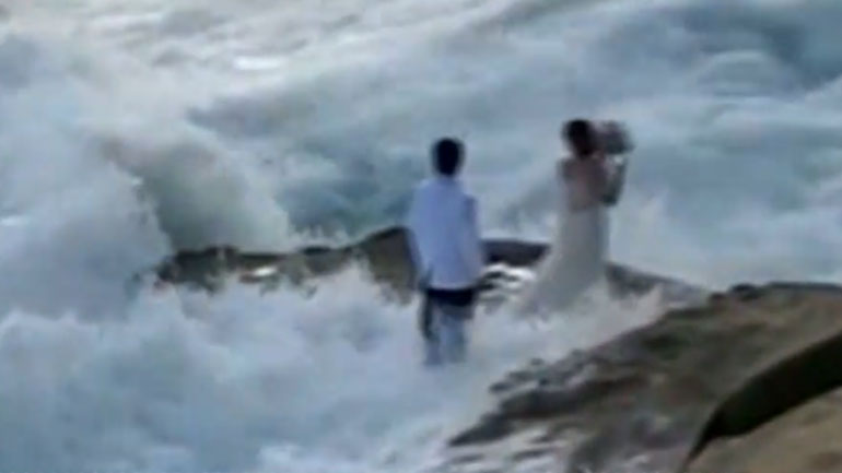 ΗΠΑ: Ζευγάρι παρασύρθηκε από τα κύματα την ώρα που έβγαζε γαμήλιες φωτογραφίες