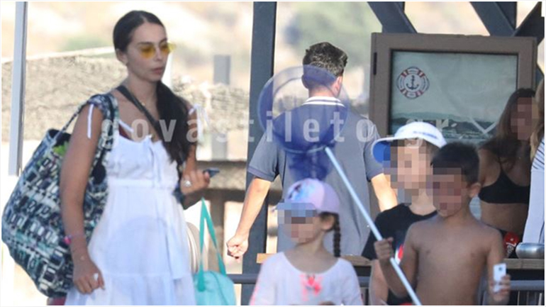 Ολυμπία Χοψονίδου – Βασίλης Σπανούλης: Οι πρώτες βουτιές με τα παιδιά τους στο Καβούρι