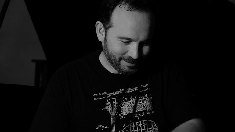 O Κώστας Μακεδόνας στο Βεάκειο Θέατρο του Πειραιά