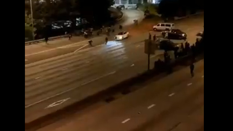 Βίντεο ΣΟΚ: Η στιγμή που το αυτοκίνητο χτυπά τις διαδηλώτριες στο Σιάτλ και τις εκσφενδονίζει Βίντεο ΣΟΚ: Η στιγμή που το αυτοκίνητο χτυπά τις διαδηλώτριες στο Σιάτλ και τις εκσφενδονίζει