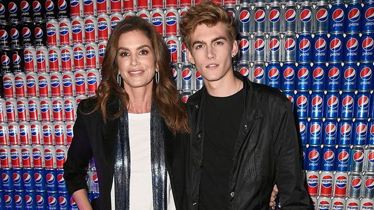 Οι τρυφερές ευχές της Cindy Crawford για τα γενέθλια του γιου της